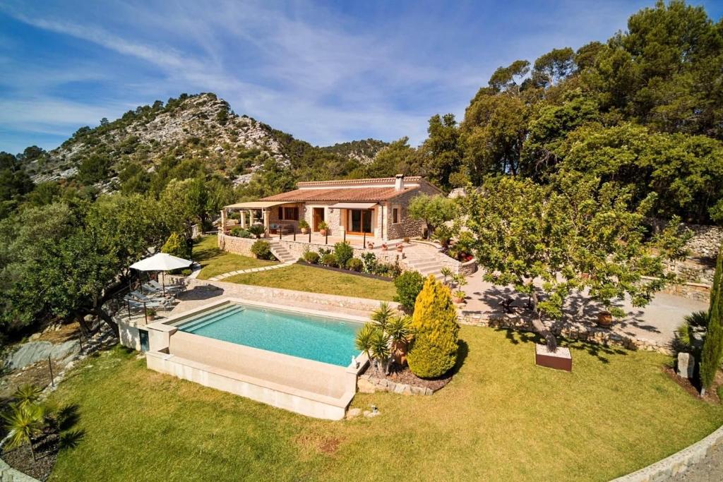 波连斯萨La Salve dalt的享有带游泳池的房屋的空中景致