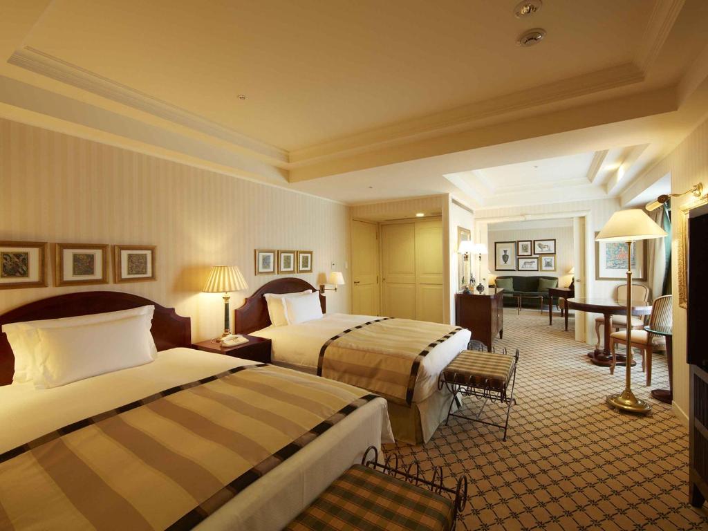 名古屋名古屋观光酒店 的酒店客房配有两张床和一张书桌