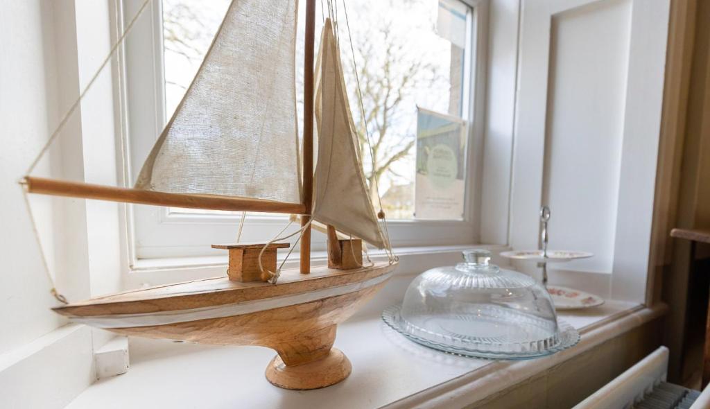 比德内尔Church Cottage的木船,坐在窗台上