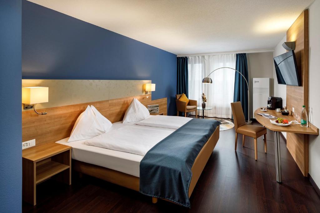 奥尔滕奥尔滕瑞士品质酒店的配有一张床和一张书桌的酒店客房