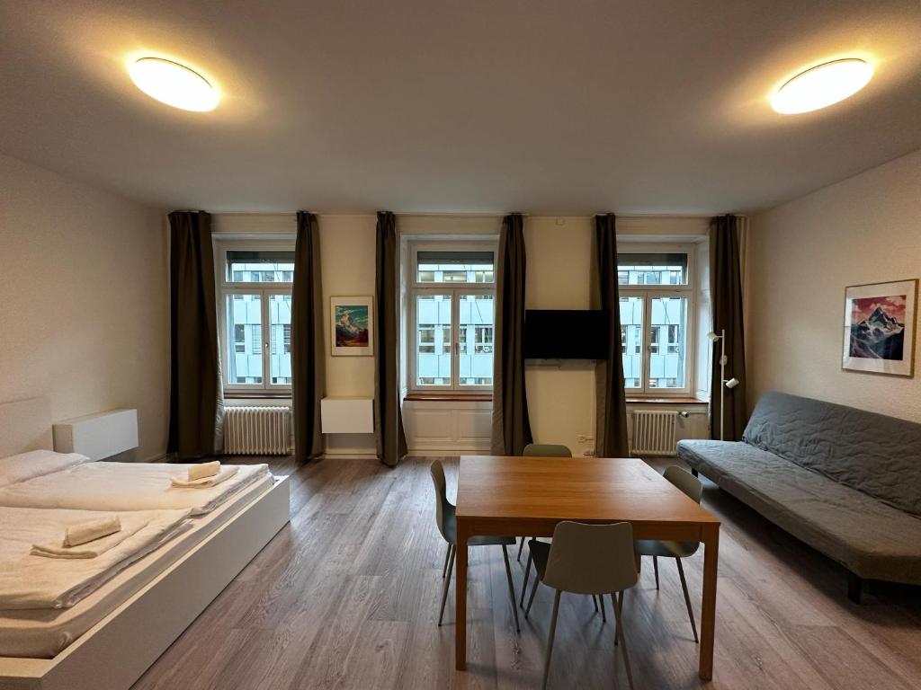 苏黎世十字街塞费尔德喜迁德公寓酒店的配有床、桌子和沙发的房间