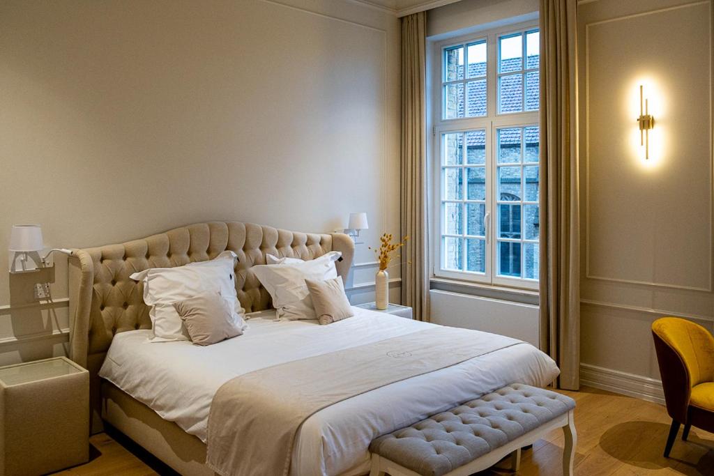 伊普尔St-Georges IV的一间卧室设有一张大床和一个窗户。