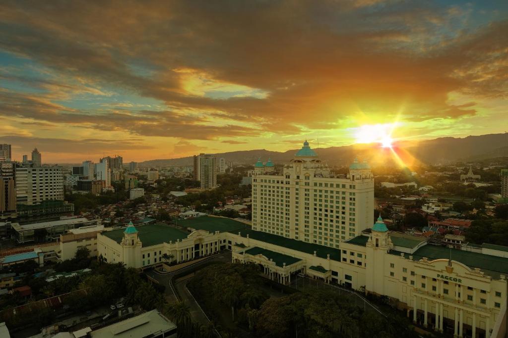 宿务Waterfront Cebu City Hotel & Casino的享有阳光下的城市美景
