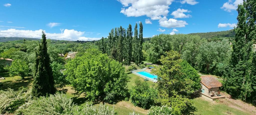 乌韦兹河畔莫朗Logis Hôtels Le Saint Marc的享有带游泳池和树木的别墅的空中景致
