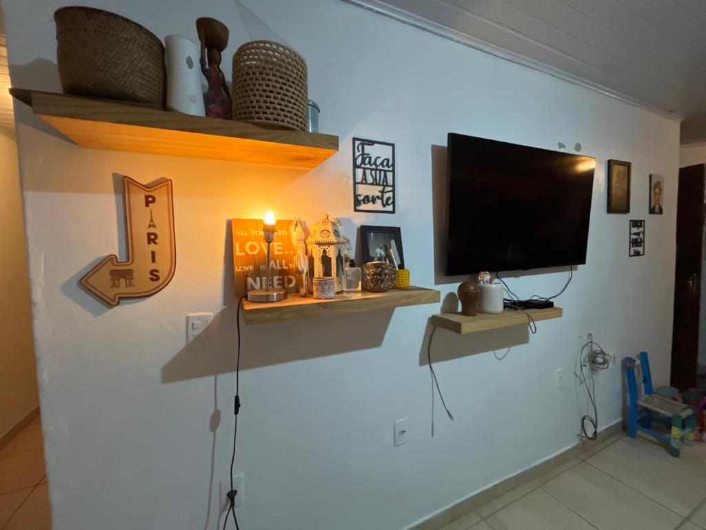 卡庞达卡诺阿Legítima casa de praia的客厅设有壁挂式平面电视。