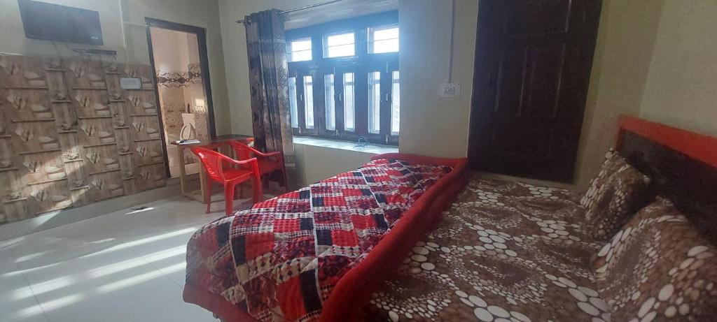 BhadarwāhKRISHNA HOMESTAY的一间卧室配有一张床、一张桌子和一个窗户。