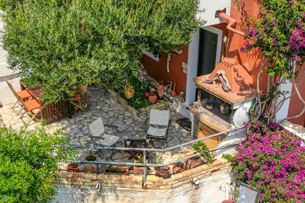 格利法达Athena's Veranda magestic views in Glyfada beach of Corfu by New Era的享有带椅子和鲜花的庭院的空中景致