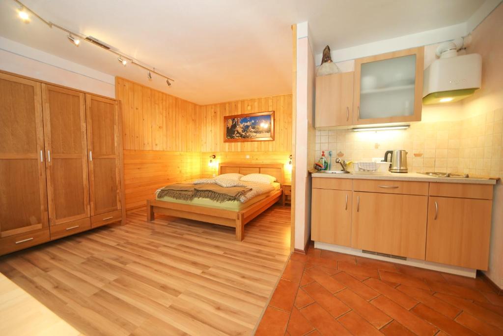 克拉尼斯卡戈拉Apartma Felix的一间卧室配有一张床和一间厨房
