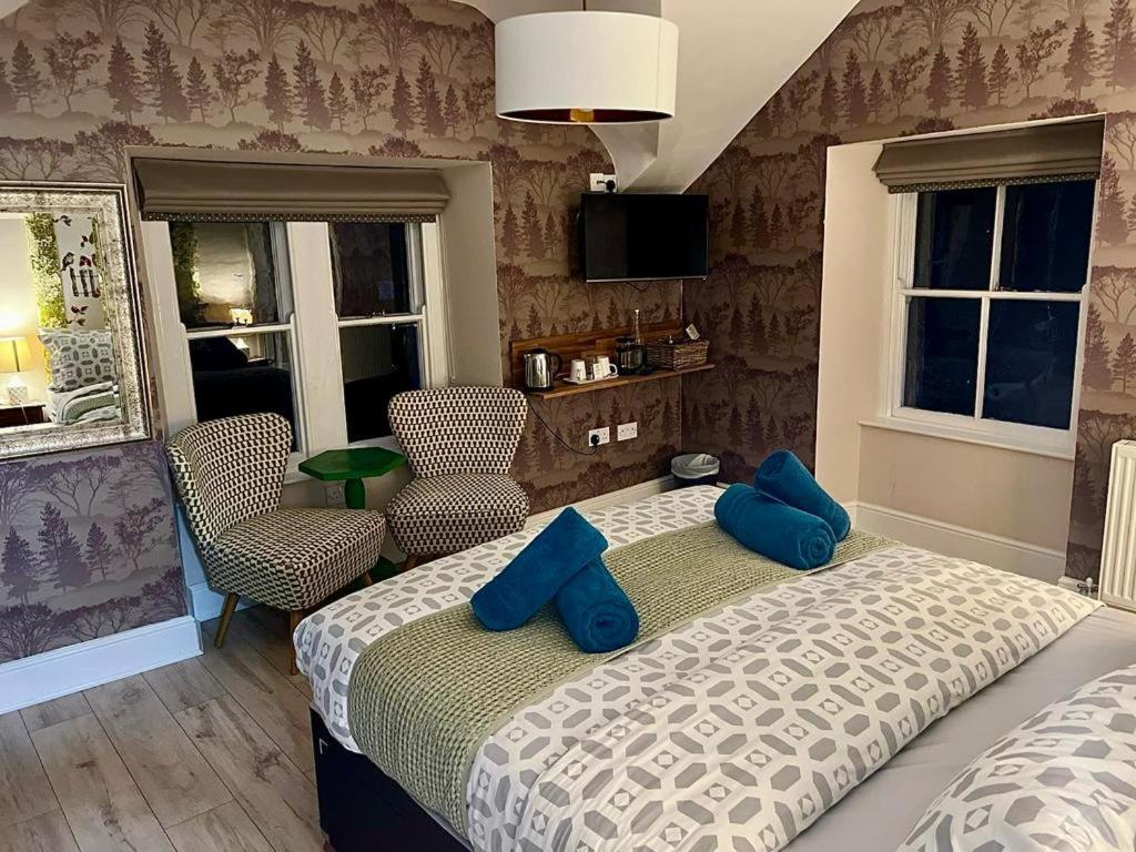 贝图瑟科伊德Summerhill Guest House的一间卧室配有一张带蓝色枕头的床。