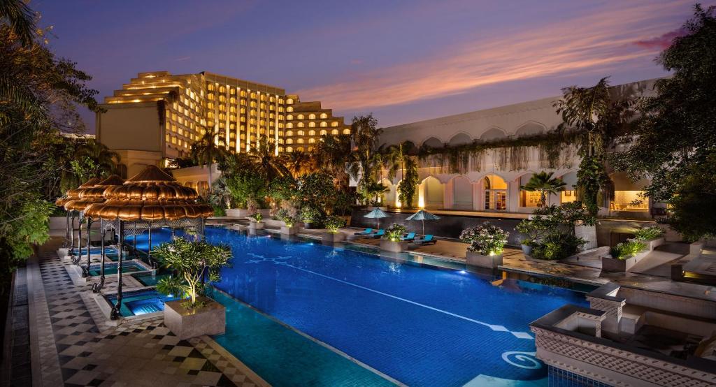 海得拉巴泰姬克里希纳酒店的一家在晚上设有大型游泳池的酒店