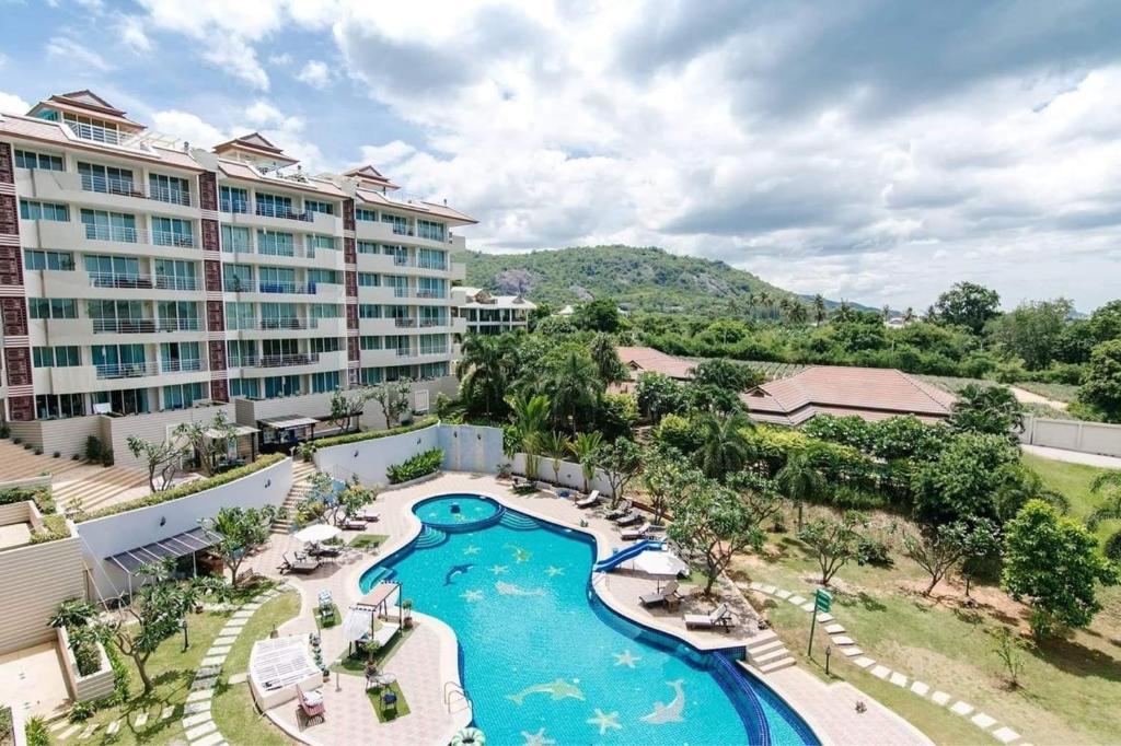 考陶SeaRidge Hua Hin Resort & Poolvilla的享有度假村游泳池的空中景致