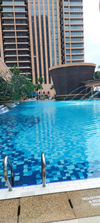 吉隆坡BBS APARTMENT AT TIMES SQUARE KUALA LUMPUR MALAYSIA的一座位于城市的游泳池,有高大的建筑