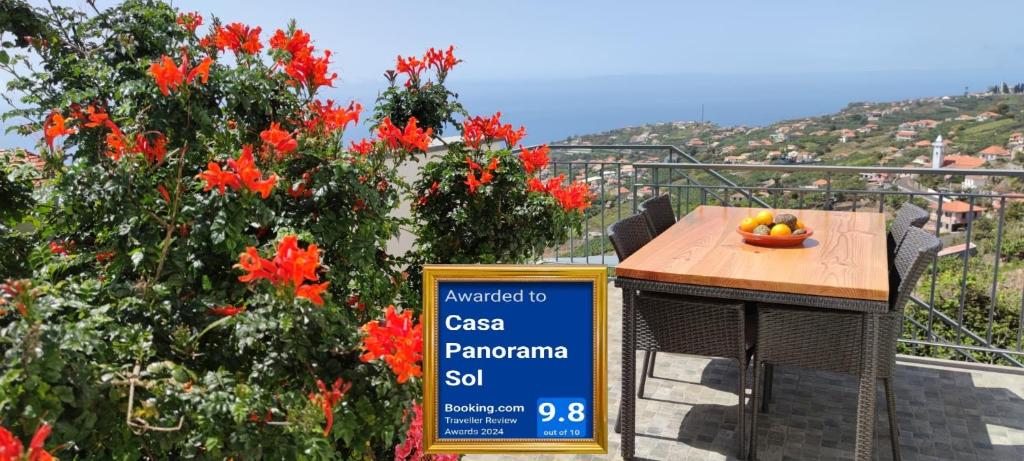 蓬他达维托亚Casa Panorama Sol的标牌上放一碗水果的桌子