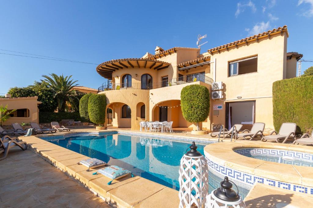 卡尔佩Villa Mandarina - Costa CarpeDiem的一座大房子,前面设有一个游泳池
