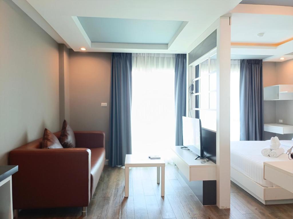 罗勇智慧酒店及公寓的客房设有床、沙发和电视。