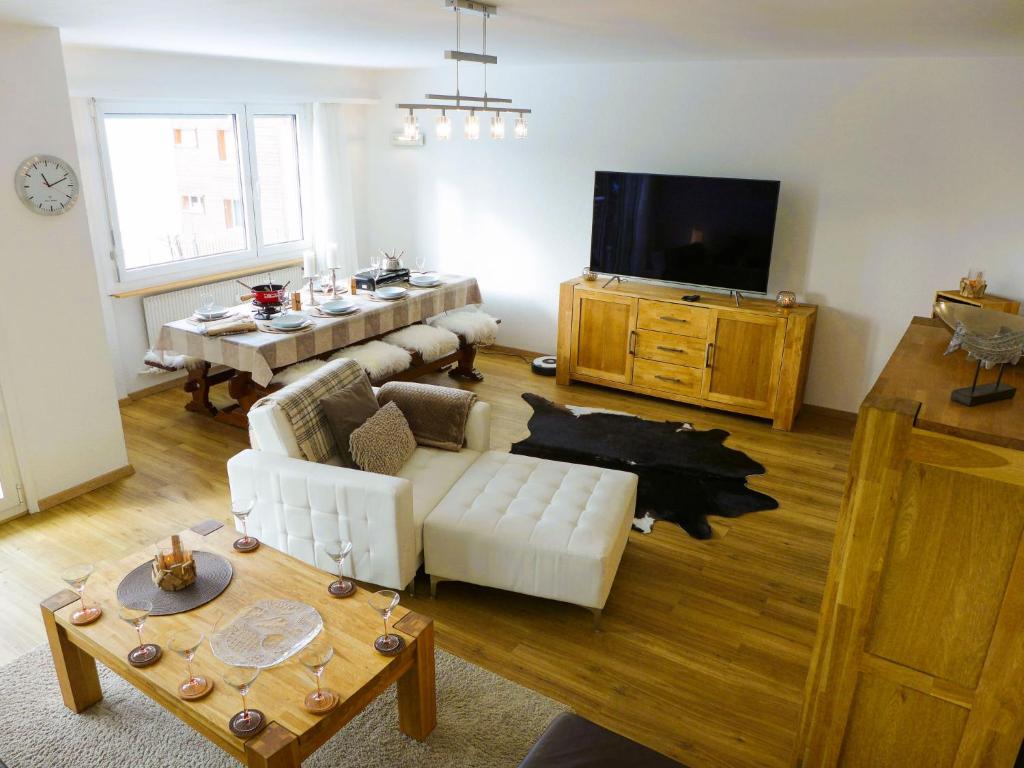 维尔马拉Apartment Vermala-Soleil A-B-4 by Interhome的带沙发和电视的客厅