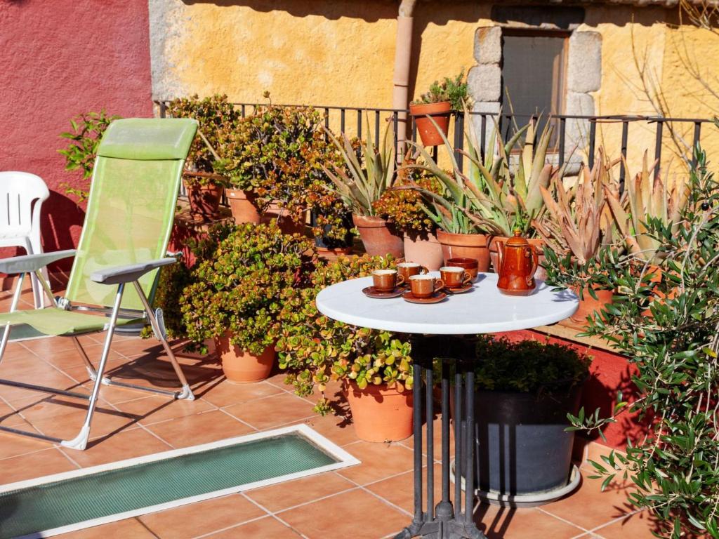 卡隆赫Holiday Home Sant Joan by Interhome的天井上摆放着桌椅和盆栽植物