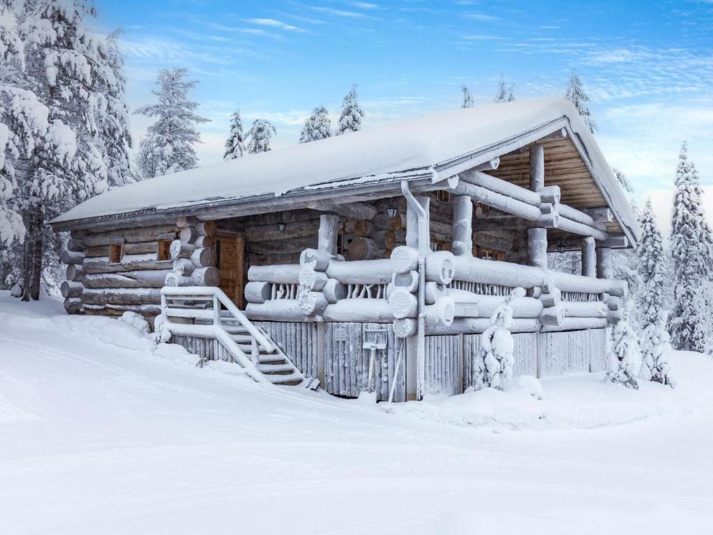 鲁卡Holiday Home Kitka-nokkela by Interhome的木屋,被雪覆盖在树林中