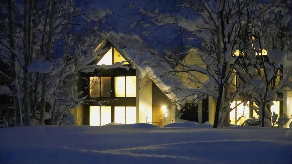 二世古Niseko White Villas1的夜晚雪中的房子