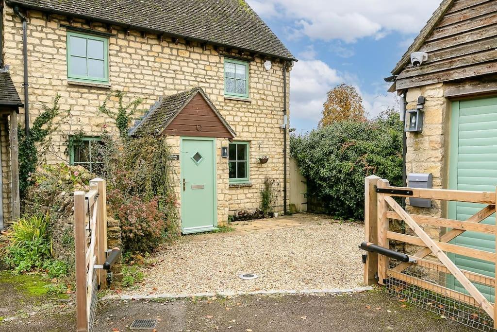 EnstoneStunning 3BD Oxfordshire Cottage in Enstone的砖屋,有绿门和门