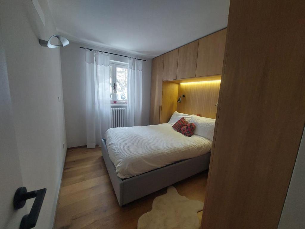 萨奥兹-杜尔克斯Sauze Apartment的一间小卧室,配有床和窗户