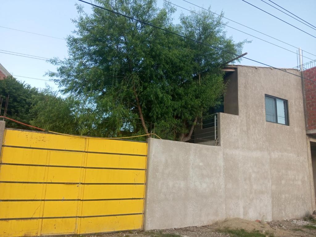 塔里哈Cómo en casa的房屋前的黄色围栏