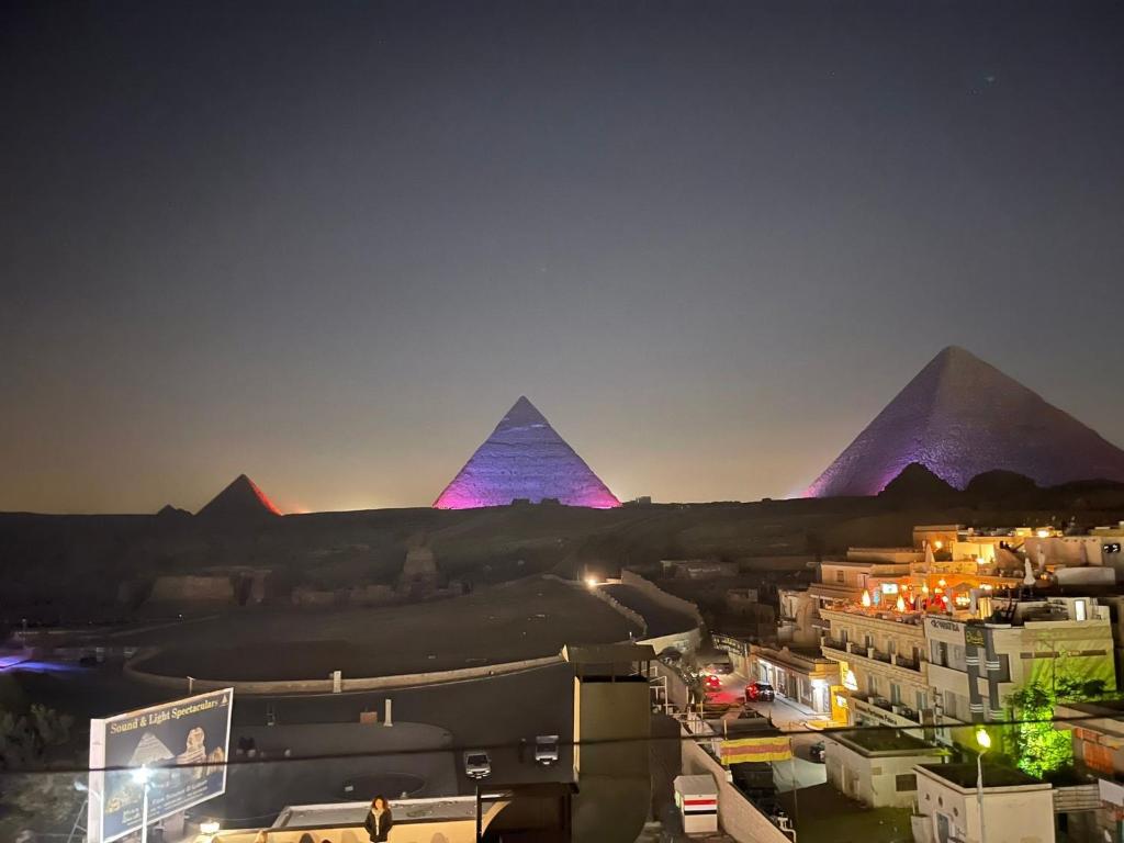 Kafret el-GabalHappy pyramids view的享有giza金字塔的景色
