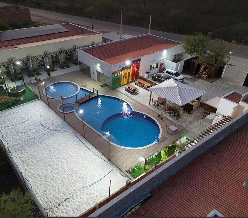 皮拉尼亚斯PIRANHAS HOTEL的大楼前游泳池的顶部景色