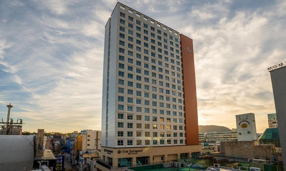 釜山Radiant Nampo Hotel的一座高大的建筑,在城市里有很多窗户