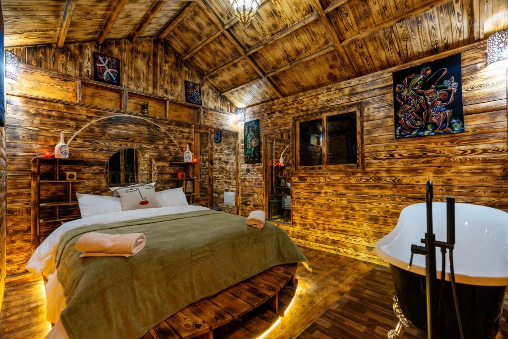 伊姆利尔Riad Atlas Bangalo的小木屋内一间卧室,配有一张床