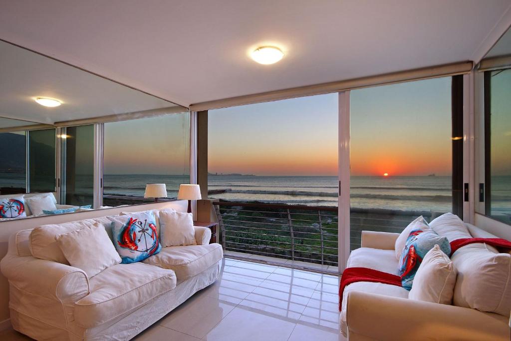 开普敦Leisure Bay 207 by HostAgents的客厅设有两张沙发,享有海景