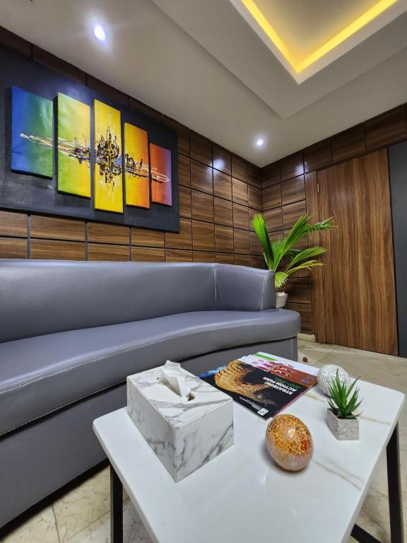莱基Atlantic Palms Suites的客厅配有沙发和桌子