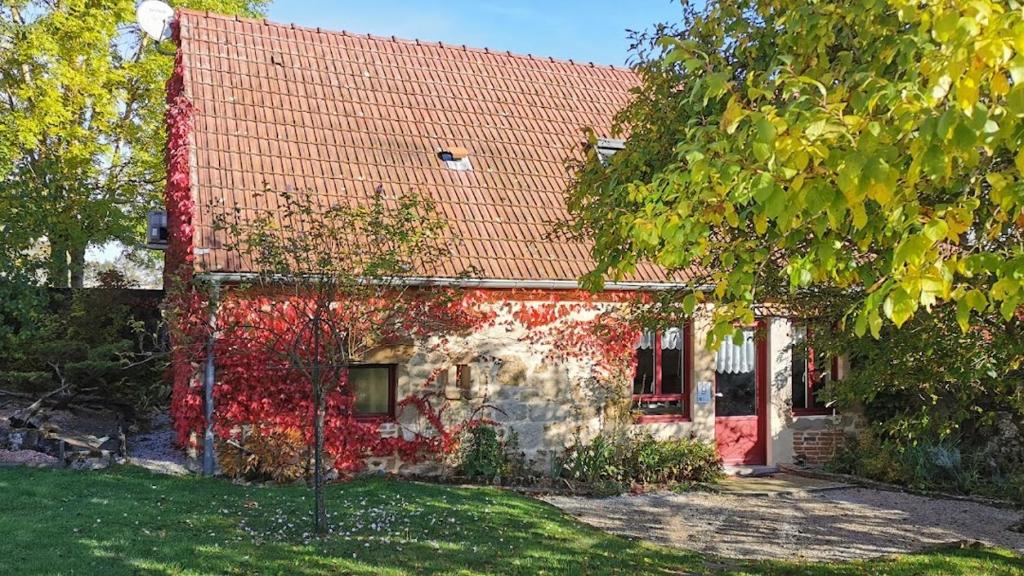 CurgyGîte Les Hirondelles的红色和白色的房子,有红色屋顶