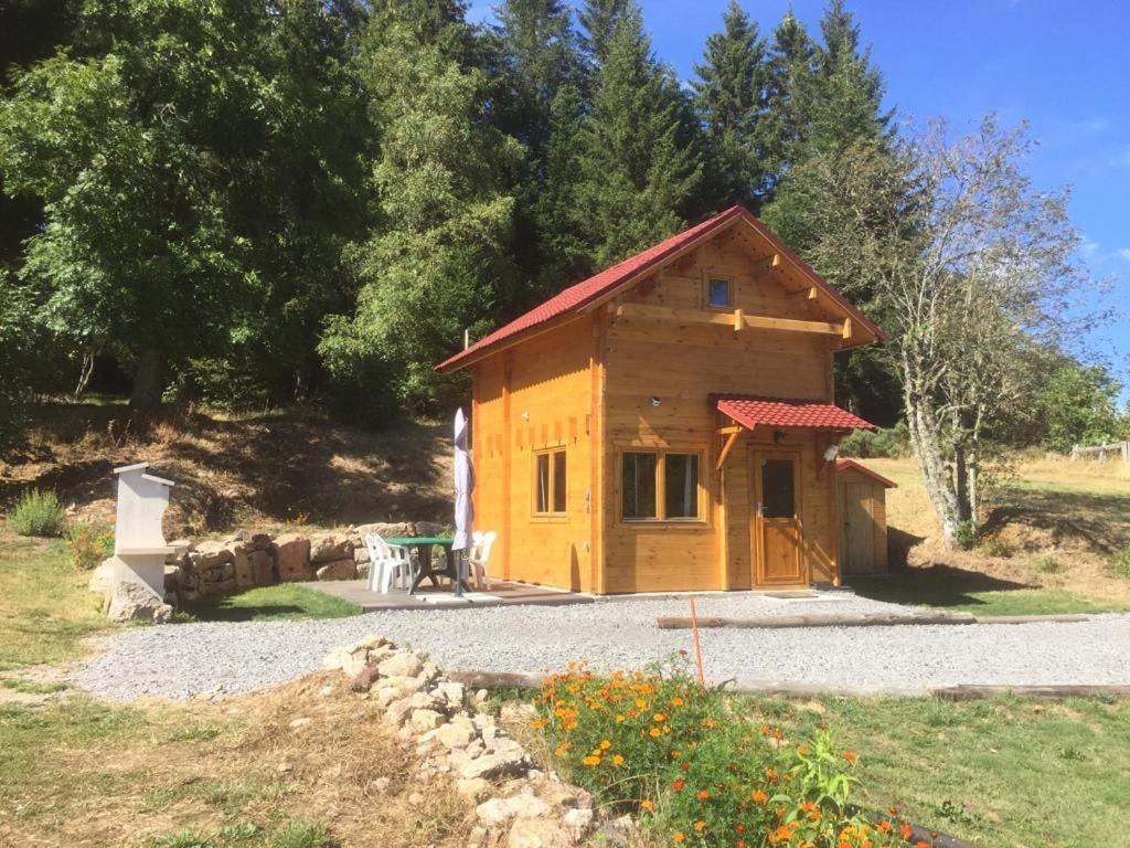 拉纳斯Chalet de La Peyramont的小屋前方设有野餐桌