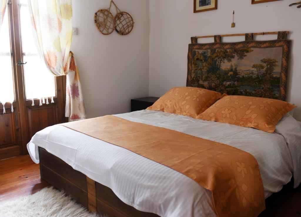 埃拉蒂特里卡隆ΛΑΓΟΥΜΙ suite Α1的一间卧室配有一张大床和木制床头板