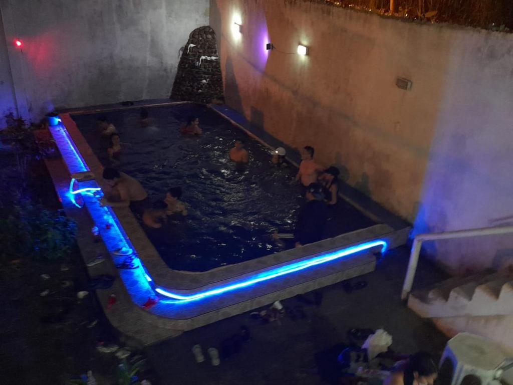 通苏帕FAMILIA REINOSO的一群人晚上在游泳池里