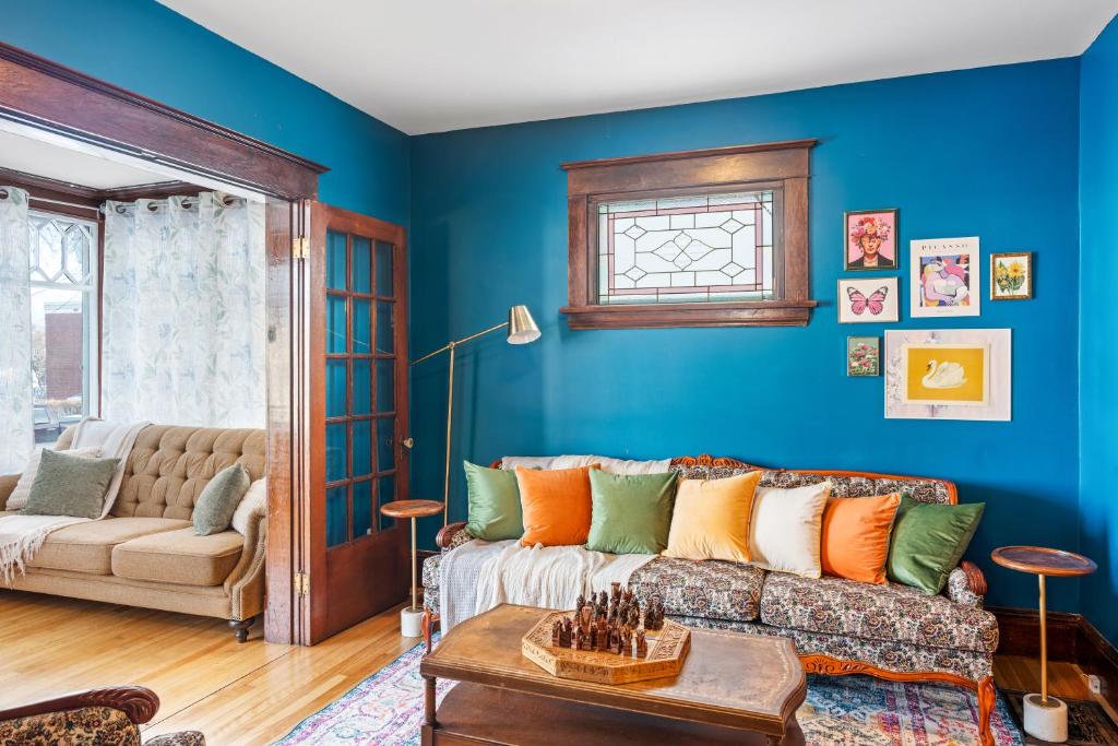 蒙克顿Beautiful Victorian Home Located Downtown Moncton的客厅拥有蓝色的墙壁和沙发