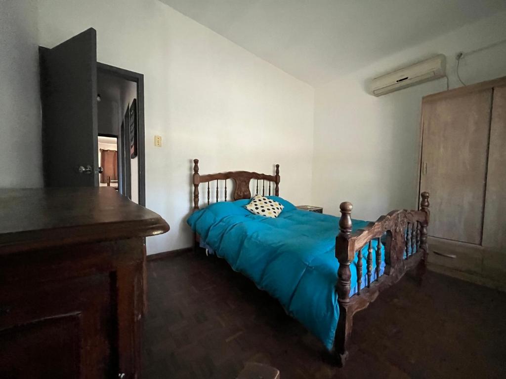 弗赖本托斯María Chusena alojamiento 1的一间卧室配有一张带蓝色棉被的床