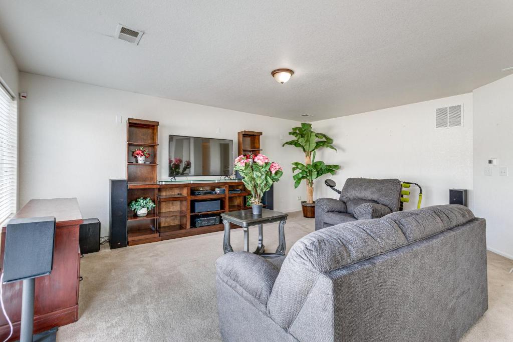 奥罗拉Spacious Home with Patio Near Denver Airport的客厅配有两张沙发和一台电视机