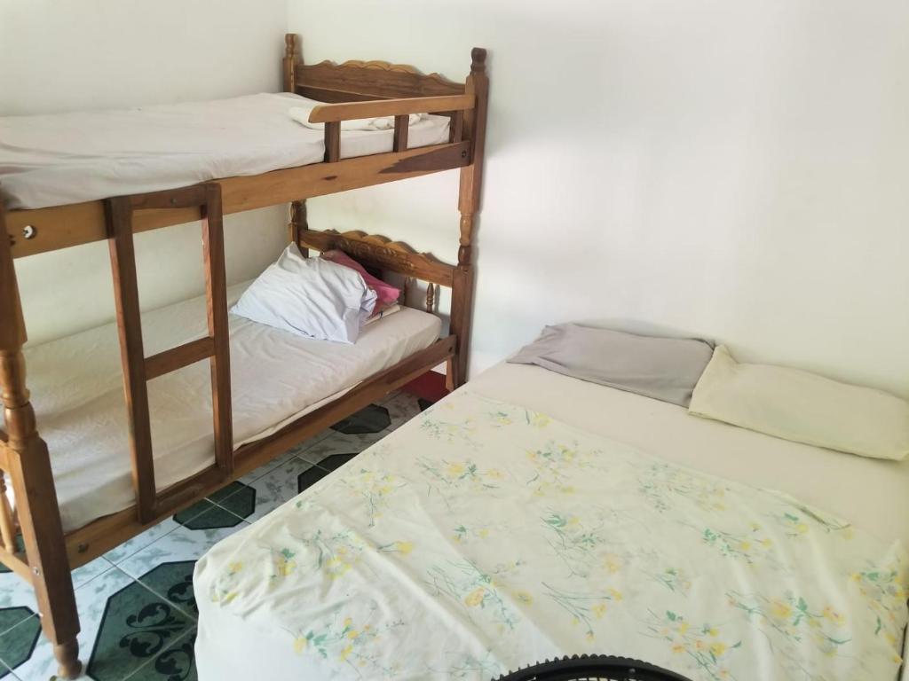 莫约加尔帕Hostel Caballo Blanco的客房设有两张双层床和一张床。