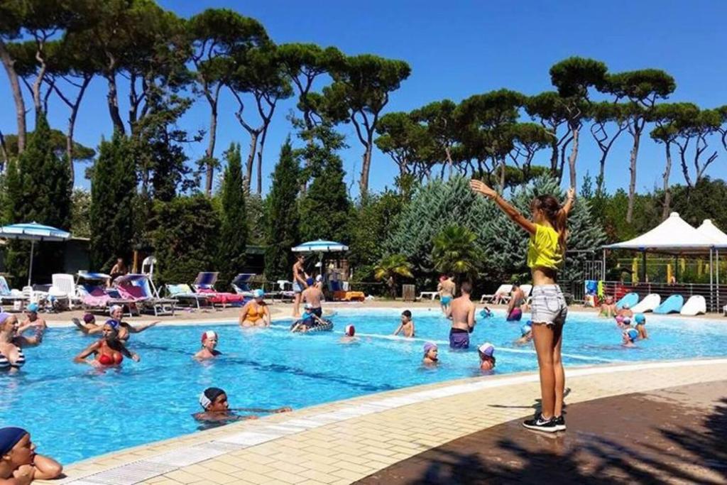 维亚雷焦Comfortable campsite-chalet G10 Tuscany near sea的一群人在游泳池里