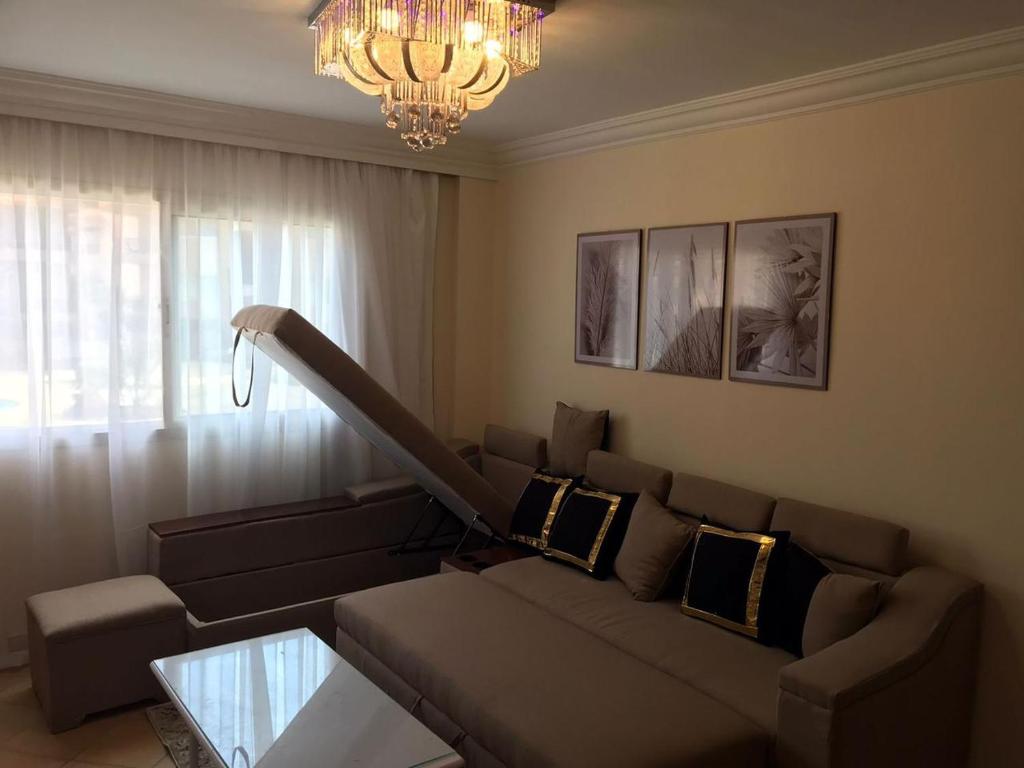 沙姆沙伊赫Serra Resort-Napa- Great Area的带沙发和吊灯的客厅