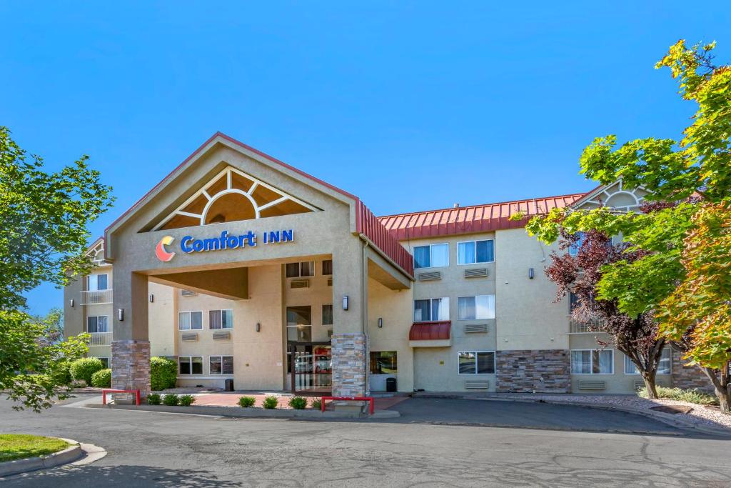 雷顿Comfort Inn Layton - Salt Lake City的带有舒适旅馆读物标志的酒店大楼