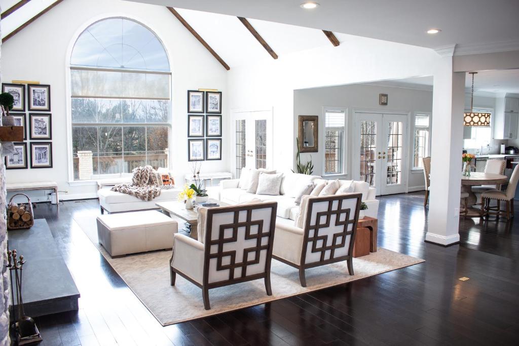 波托马克Hygge, Upscale & Relaxing Luxury的客厅配有白色的沙发和椅子