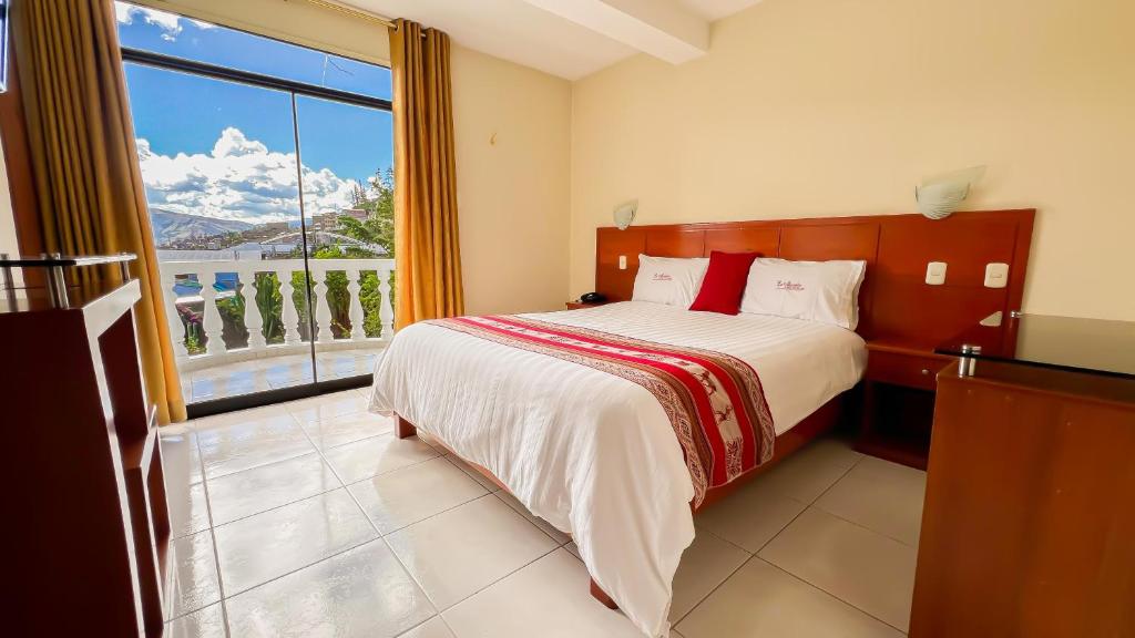 安达韦拉斯La Mansion Casa Hotel的一间卧室设有一张床和一个大窗户