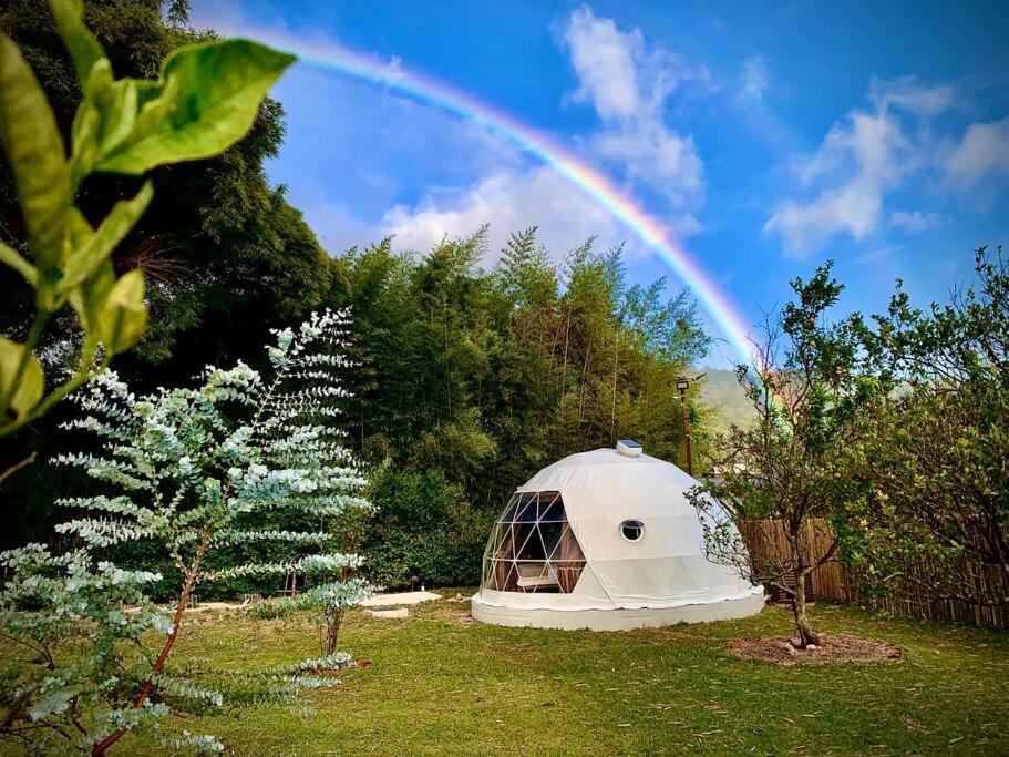 下博克特Dome in the Heart of Boquete.的树 ⁇ 的院子中,在蒙古包上方的彩虹