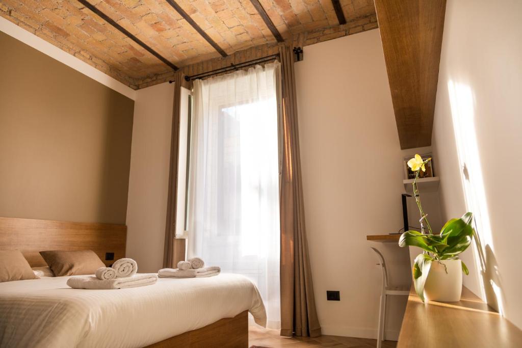 罗马Testaccio Boutique Apartment in Rome的一间卧室设有一张床和一个大窗户