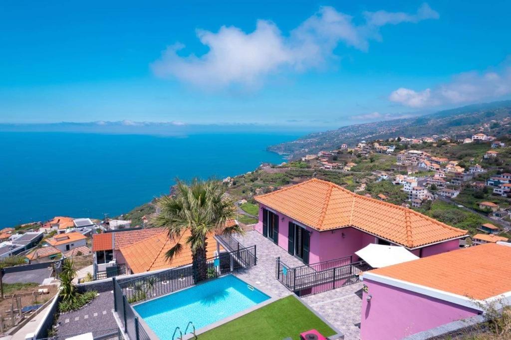 里韦拉布拉瓦Villa Rosa with private pool by HR Madeira的海景别墅 - 带游泳池