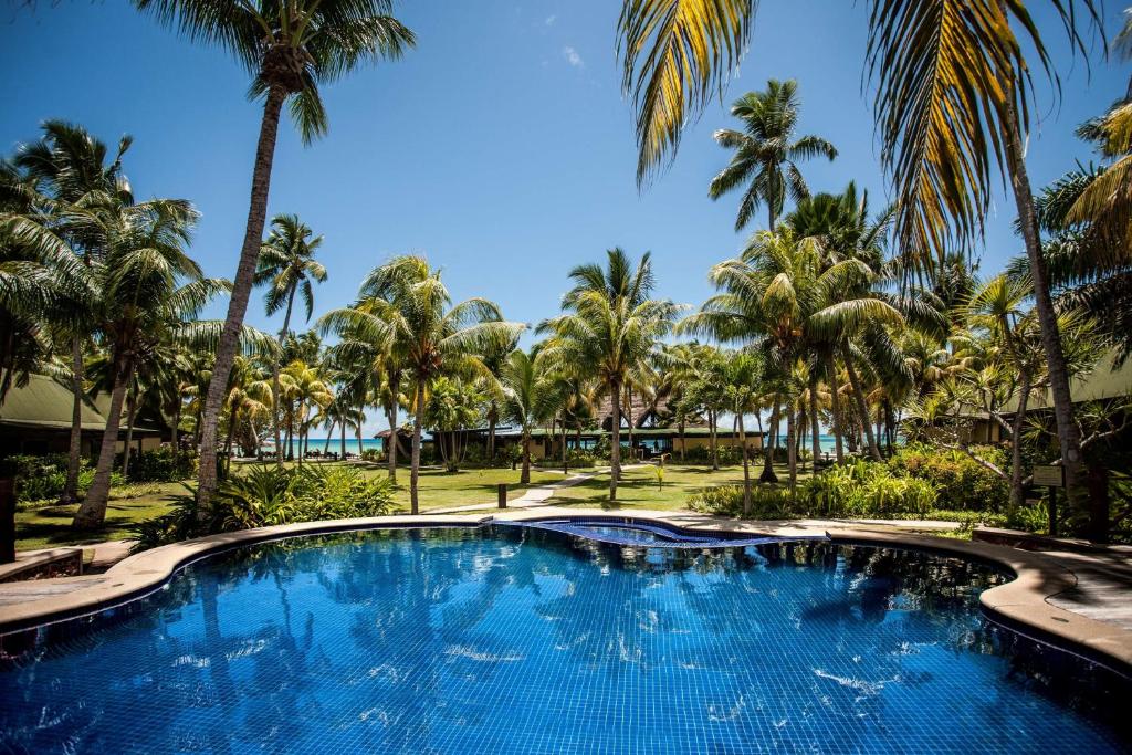 贝圣安那西南阳光酒店的一座棕榈树环绕的大型游泳池
