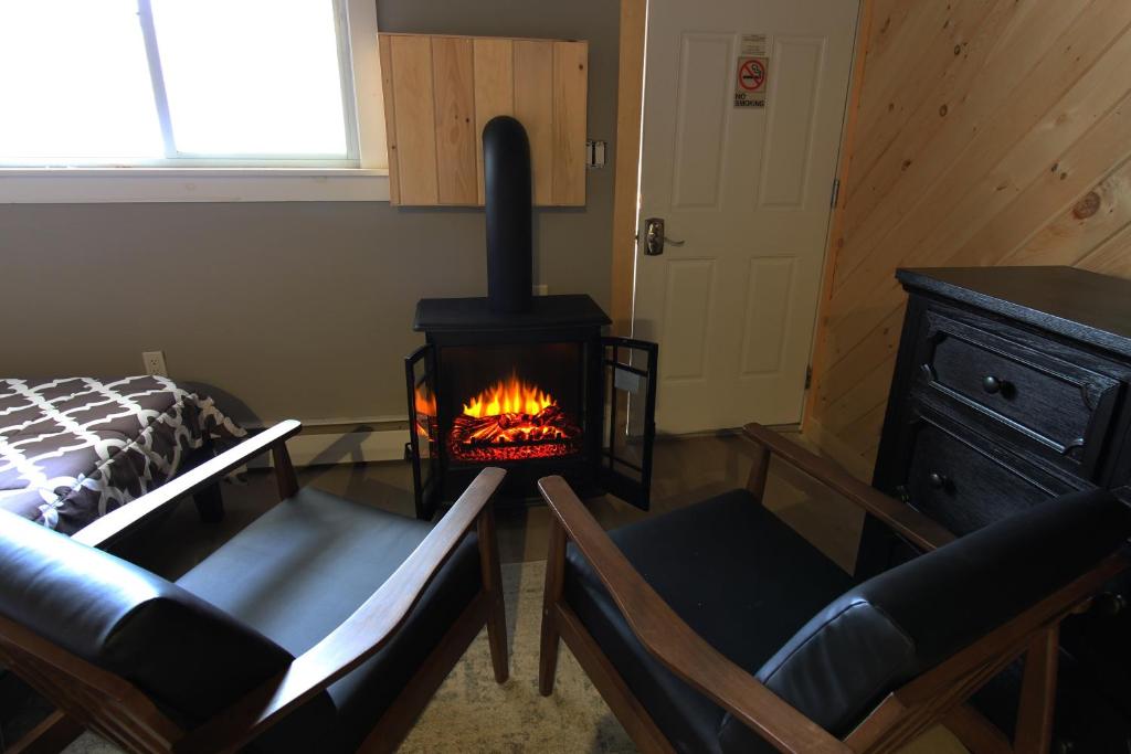 亨特Matterhorns Hunter Lodge的客厅设有壁炉和1张床